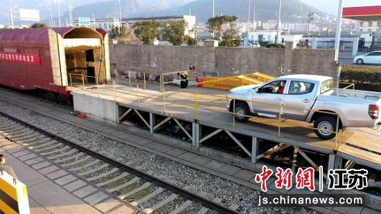 “泰国-中国(连云港)-哈萨克斯坦”商品汽车过境专列成功首发。杨开林 摄 “泰国-中国(连云港)-哈萨克斯坦”商品汽车过境专列成功首发。杨开林 摄