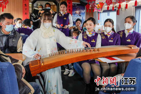列车上的元宵节活动欢乐开展。张鑫 摄 列车上的元宵节活动欢乐开展。张鑫 摄