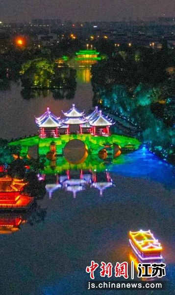 夜幕下的瘦西湖,美轮美奂。 夜幕下的瘦西湖,美轮美奂。