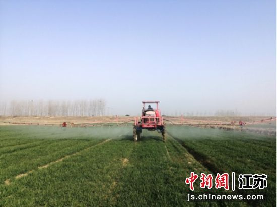 陈涛镇吉龙村农机手正在进行田间喷洒作业。滨海县委宣传部供图