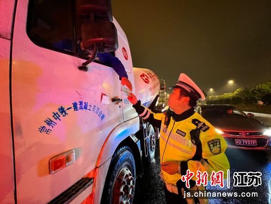 “啄木鸟行动”筑牢道路交通安全防线。唐娟 摄 “啄木鸟行动”筑牢道路交通安全防线。唐娟 摄