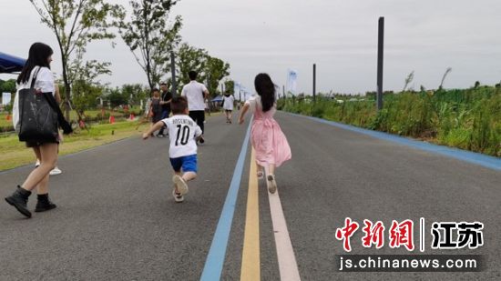 孩子们在乡间奔跑玩耍。 孩子们在乡间奔跑玩耍。