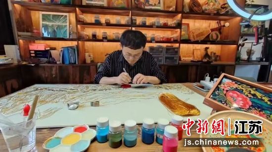景泰蓝掐丝画创作。宣圃文化展览馆供图 景泰蓝掐丝画创作。宣圃文化展览馆供图