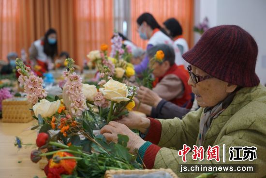 福利院老人在学习插花 福利院老人在学习插花