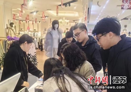 图说:市民排队等待用消费券结账。建行泗阳支行供图 图说:市民排队等待用消费券结账。建行泗阳支行供图