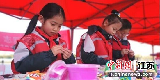 税务部门工作人员为学生讲解相关知识。雨花台区委宣传部供图 税务部门工作人员为学生讲解相关知识。雨花台区委宣传部供图
