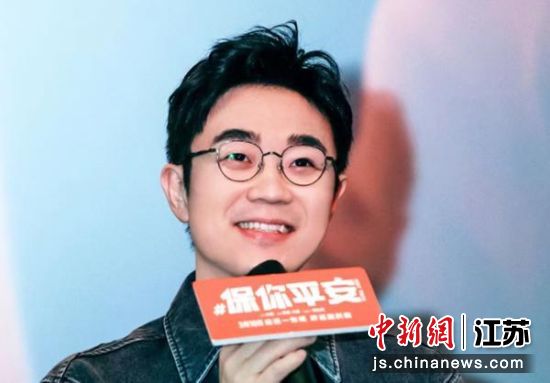 电影《保你平安》导演大鹏与观众互动。电影《保你平安》剧组供图 电影《保你平安》导演大鹏与观众互动。电影《保你平安》剧组供图