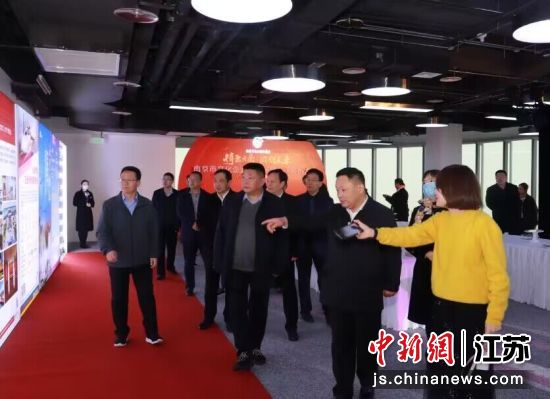 第三届江苏省民营企业文化建设委员会在南京举办了“稳预期 强信心 促发展”主题活动,以文培元、凝聚新苏商力量。江苏省工商联供图 第三届江苏省民营企业文化建设委员会在南京举办了“稳预期 强信心 促发展”主题活动,以文培元、凝聚新苏商力量。江苏省工商联供图