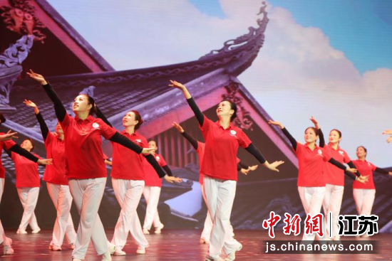 演出分《最美·奋斗者》《最美·新家园》《最美·向未来》三个篇章,呈现出一场兼具体育特色和艺术魅力的演出。江苏省体育局供图 演出分《最美·奋斗者》《最美·新家园》《最美·向未来》三个篇章,呈现出一场兼具体育特色和艺术魅力的演出。江苏省体育局供图