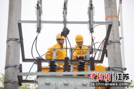 工作人员在作业中。国网无锡供电公司供图 工作人员在作业中。国网无锡供电公司供图