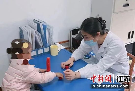 医生现场测试儿童智力发育。 徐州市妇幼保健院供图 医生现场测试儿童智力发育。 徐州市妇幼保健院供图
