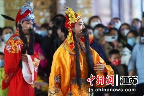 旺盛的人气,也给当地的商户店家带来真金白银的“财气”。 作者:泱波 旺盛的人气,也给当地的商户店家带来真金白银的“财气”。 作者:泱波