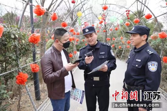 民警向群众讲解反诈知识。沭阳县公安局供图 民警向群众讲解反诈知识。沭阳县公安局供图