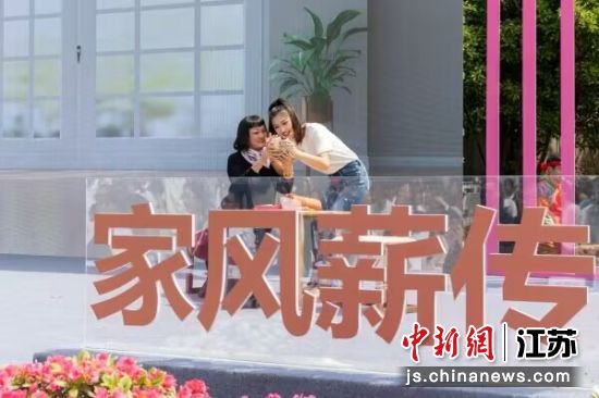百姓少年成长礼活动现场演出。无锡市妇联供图 百姓少年成长礼活动现场演出。无锡市妇联供图