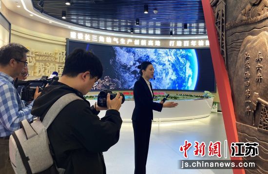 4月20日,江苏油田公众开放日,开展“探寻红色之旅 赓续红色血脉”主题活动。崔佳明 摄 4月20日,江苏油田公众开放日,开展“探寻红色之旅 赓续红色血脉”主题活动。崔佳明 摄