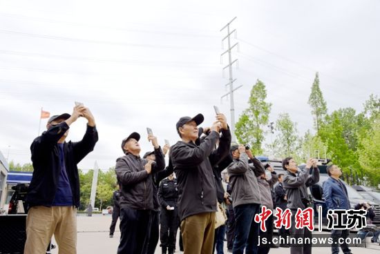 老公安们纷纷举起相机拍下巡特警精彩演练瞬间。 朱志庚 摄 老公安们纷纷举起相机拍下巡特警精彩演练瞬间。 朱志庚 摄