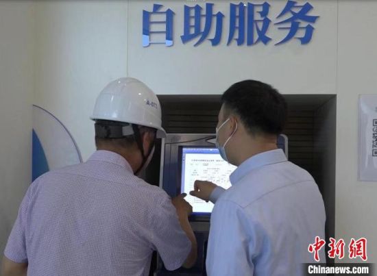 南京市浦口区行政审批局采用“前台窗口综合管理、后台审批协调联办”运行模式。 葛勇 摄 南京市浦口区行政审批局采用“前台窗口综合管理、后台审批协调联办”运行模式。 葛勇 摄
