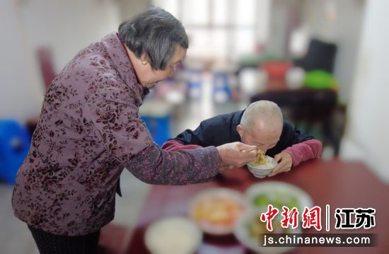 张代兄边给徐永岐夹菜,边提醒着“慢慢吃,细嚼慢咽”。刘健摄 张代兄边给徐永岐夹菜,边提醒着“慢慢吃,细嚼慢咽”。刘健摄