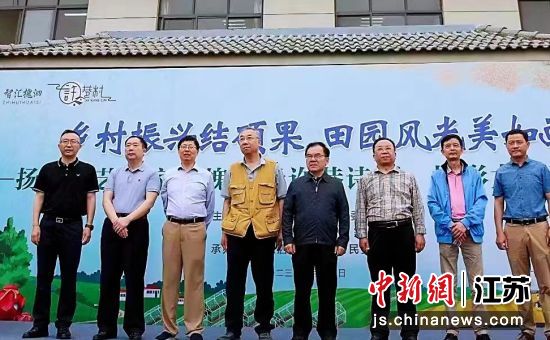 5月30日,扬州文艺名家走槐泗看许巷诗词、摄影采风活动启动。扬州市老艺术家协会供图 5月30日,扬州文艺名家走槐泗看许巷诗词、摄影采风活动启动。扬州市老艺术家协会供图