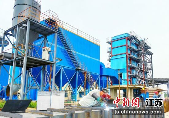 在徐州恒晟新能源有限公司项目建设现场，工人正在安装管道。顾士刚 摄