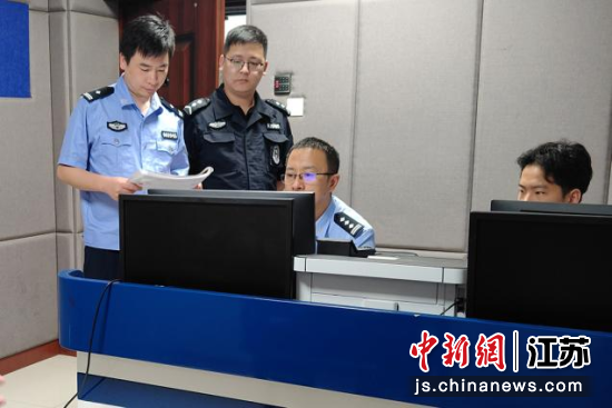 启东公安创新机制提高派驻执法监督实效。史月菊 摄 启东公安创新机制提高派驻执法监督实效。史月菊 摄