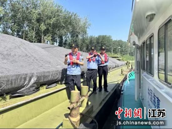 宝应县交通运输综合行政执法大队水上中队的工作人员在检查中。孙杰 摄 宝应县交通运输综合行政执法大队水上中队的工作人员在检查中。孙杰 摄