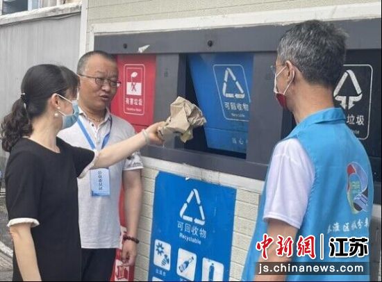 垃圾分类志愿者向市民讲解垃圾分类小知识 图片作者:张敏 垃圾分类志愿者向市民讲解垃圾分类小知识 图片作者:张敏