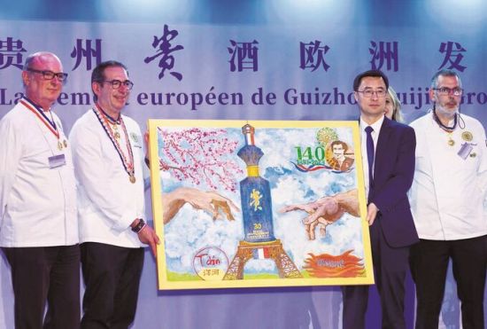 法國(guó)名廚協(xié)會(huì)主席Jean-Michel Framery(左二)向張聯(lián)東贈(zèng)送自己創(chuàng)作的作品 法國(guó)名廚協(xié)會(huì)主席Jean-Michel Framery(左二)向張聯(lián)東贈(zèng)送自己創(chuàng)作的作品
