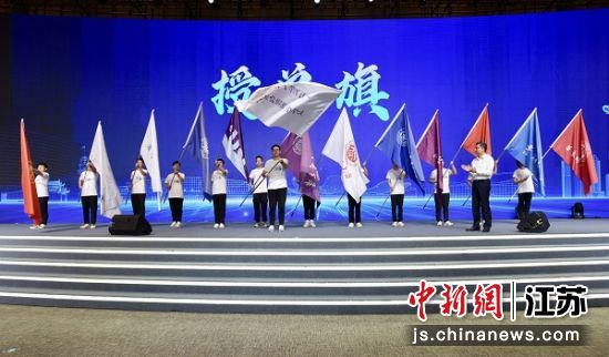 “万名学子看南通”暑期社会实践出征仪式。 赵冲 摄 “万名学子看南通”暑期社会实践出征仪式。 赵冲 摄