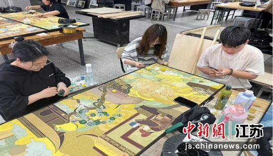 同学们在创作掐丝珐琅手工艺装饰画。顾清摄 同学们在创作掐丝珐琅手工艺装饰画。顾清摄