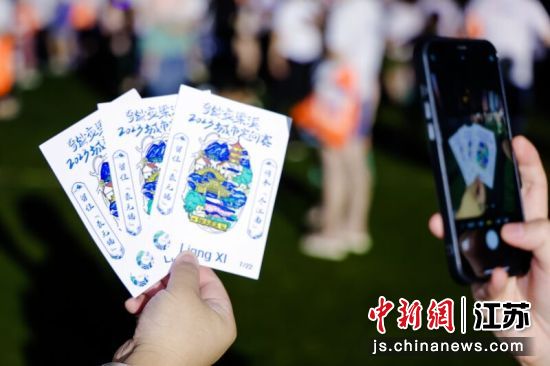 选手展示完赛打卡手册。梁溪区委宣传部供图 选手展示完赛打卡手册。梁溪区委宣传部供图