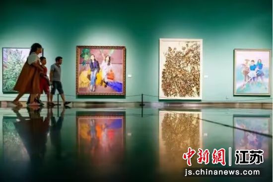 “江苏油画雕塑院建院三十周年系列艺术展”在江苏省美术馆举办。中新社记者 泱波 摄 “江苏油画雕塑院建院三十周年系列艺术展”在江苏省美术馆举办。中新社记者 泱波 摄