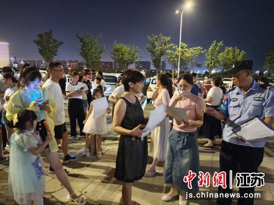 反诈民警辅警将彩色反诈知识宣传手册送到学生和家长的手中。宿迁市公安局湖滨新区分局供图 反诈民警辅警将彩色反诈知识宣传手册送到学生和家长的手中。宿迁市公安局湖滨新区分局供图
