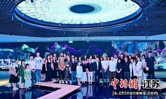 “回响·AI方言艺术展”在苏州博物馆西馆展出。科大讯飞供图 “回响·AI方言艺术展”在苏州博物馆西馆展出。科大讯飞供图
