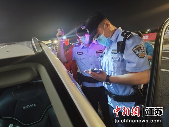 站内巡逻。南京铁路公安处盐城站派出所供图 站内巡逻。南京铁路公安处盐城站派出所供图