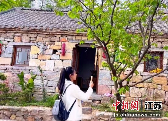 游客在民宿房前拍照留念。顾士刚 摄 游客在民宿房前拍照留念。顾士刚 摄