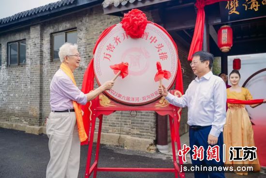 钟雨与陈铎敲响吉祥鼓 钟雨与陈铎敲响吉祥鼓