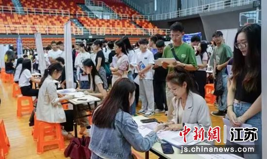 学生和用工单位相关人员进行交流 南京工程学院供图