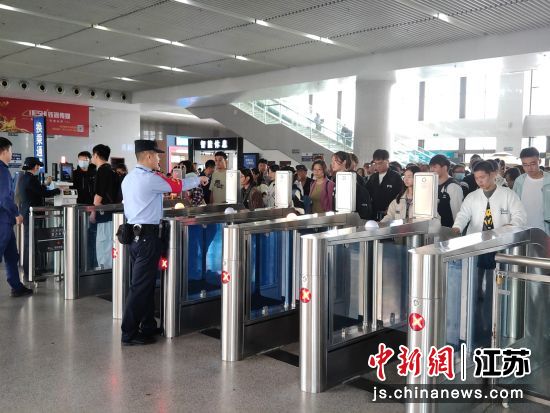 “双节”长假南京铁路公安机关全力保证旅客出行安全——我国新闻网