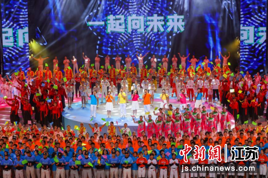 三千名粤港澳青年齐唱“我和我的祖国”