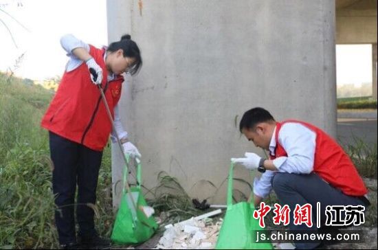 环卫职工捡拾垃圾,开展志愿服务活动 赵宇宁摄 环卫职工捡拾垃圾,开展志愿服务活动 赵宇宁摄