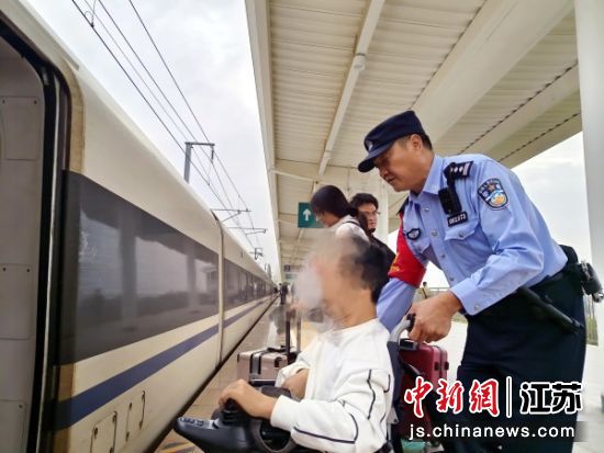 徐州铁路公安处民警帮助困难旅客。梁西征摄.jpg 徐州铁路公安处民警帮助困难旅客。梁西征摄.jpg