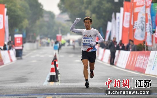 参赛选手在比赛中冲向终点线。翟延露 摄 参赛选手在比赛中冲向终点线。翟延露 摄