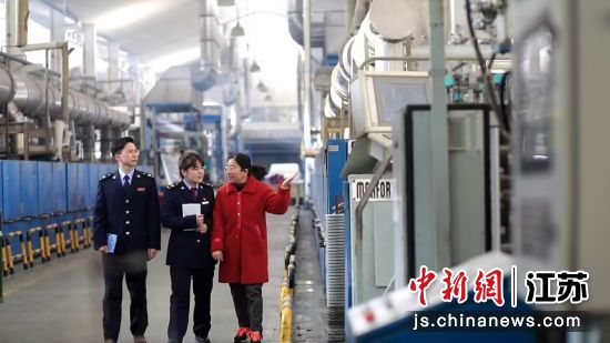 税务部门工作人员走进企业。国家税务总局宜兴市税务局供图 税务部门工作人员走进企业。国家税务总局宜兴市税务局供图