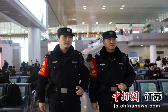 南京铁路公安处南京南站派出所民警在候车室内巡逻。南京铁路公安处 南京南站派出所供图 南京铁路公安处南京南站派出所民警在候车室内巡逻。南京铁路公安处 南京南站派出所供图