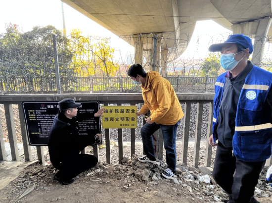 南京铁路公安处南京站派出所民警开展沿线巡查。郭明慧 摄 南京铁路公安处南京站派出所民警开展沿线巡查。郭明慧 摄
