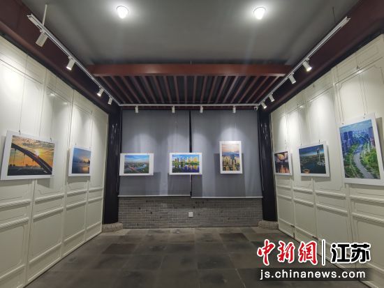 “四季花桥”摄影作品展。 “四季花桥”摄影作品展。