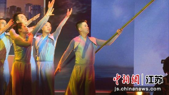 第八届张家港长江村“村晚”精彩上演。陈进元 摄 第八届张家港长江村“村晚”精彩上演。陈进元 摄