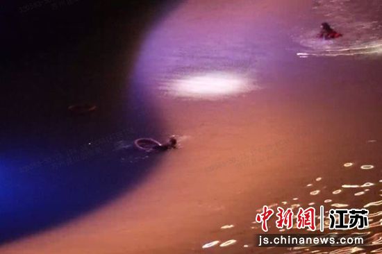 救援人员游向落水男子。 救援人员游向落水男子。