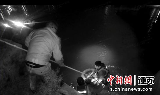 落水男子被成功救起。 落水男子被成功救起。